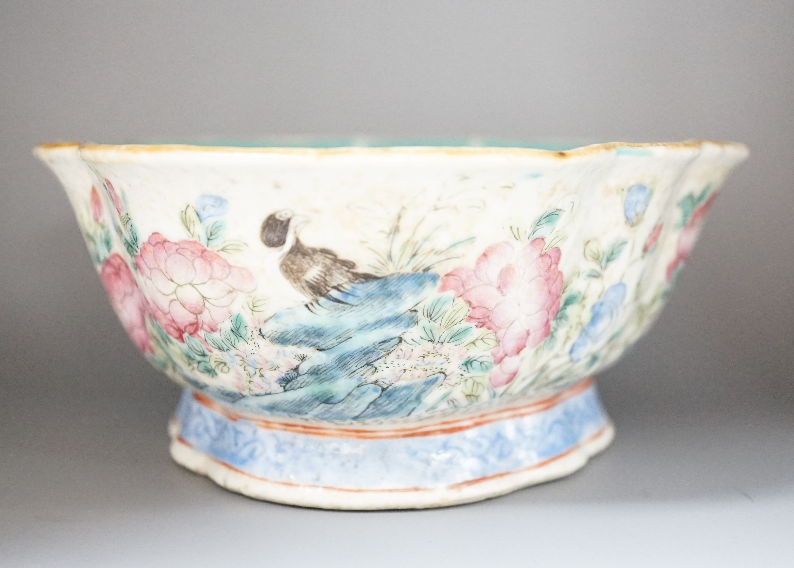 A Chinese famille rose bowl, Tongzhi mark and period, 16cm